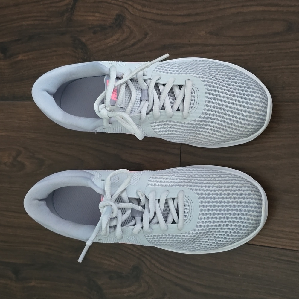 Women's like new Nike sneakers size 7.5.